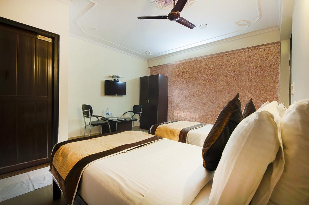 Charanpahari Hotel 新德里 外观 照片