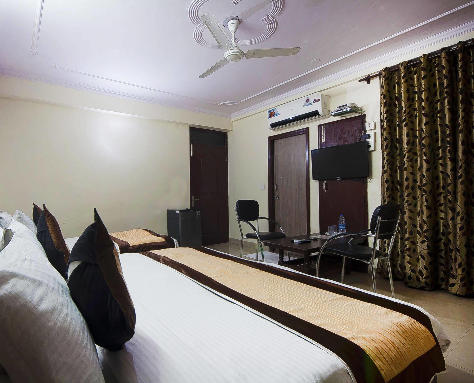 Charanpahari Hotel 新德里 外观 照片