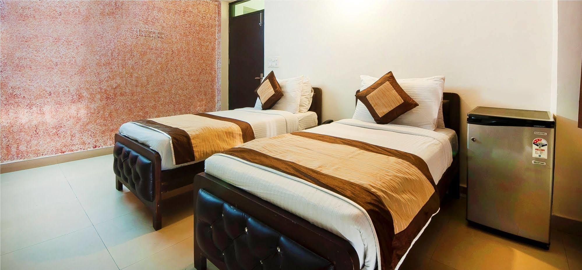 Charanpahari Hotel 新德里 外观 照片