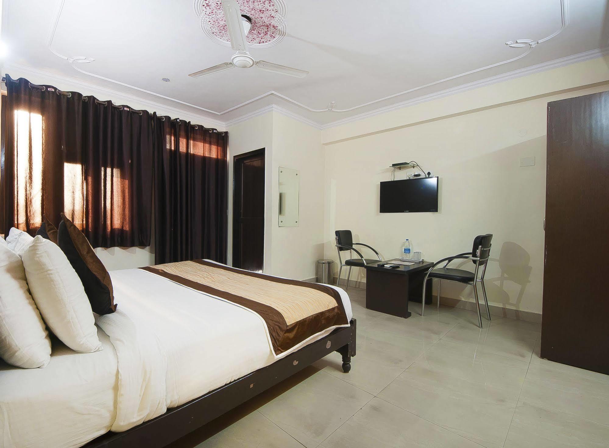 Charanpahari Hotel 新德里 外观 照片