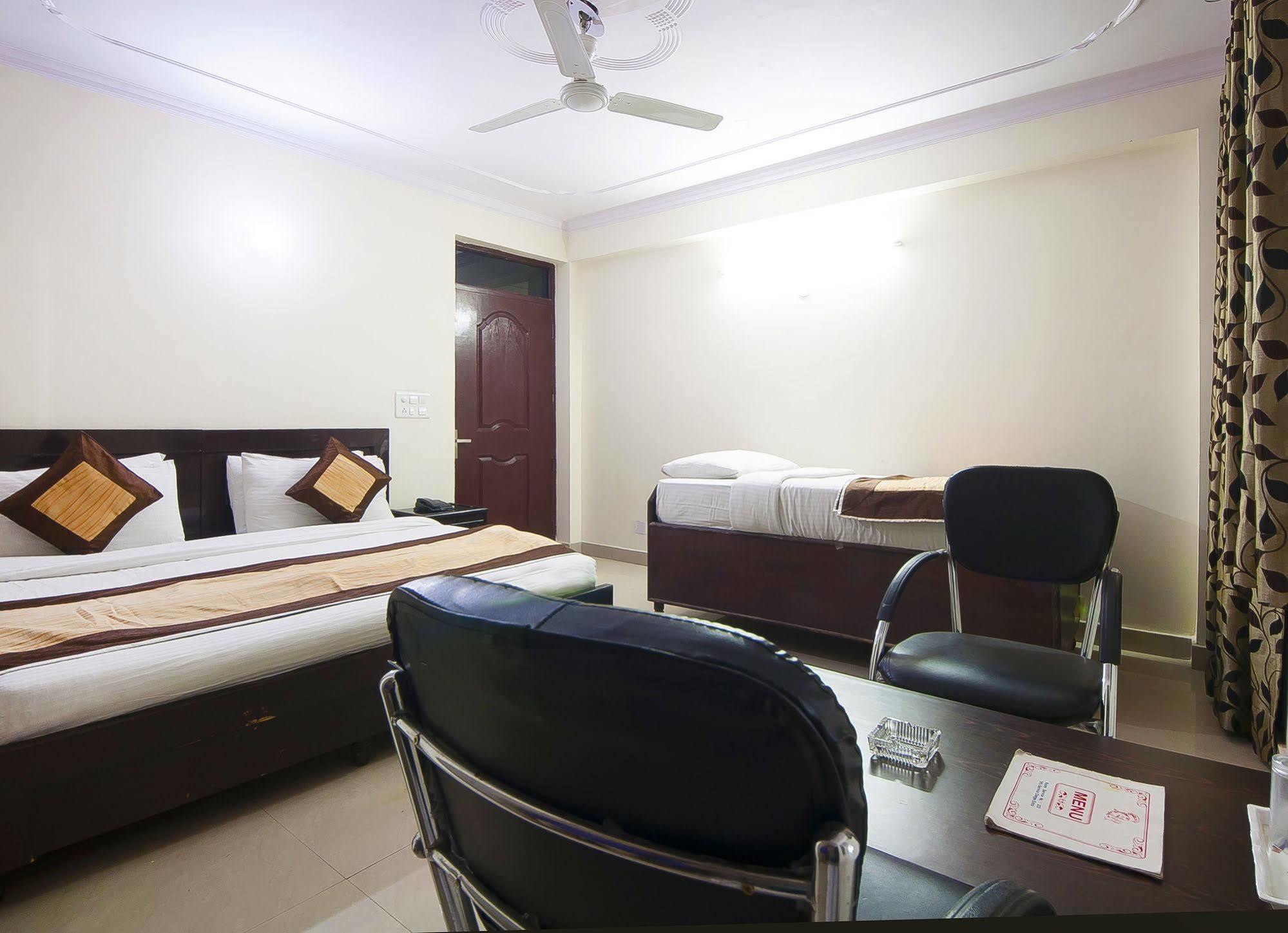 Charanpahari Hotel 新德里 外观 照片