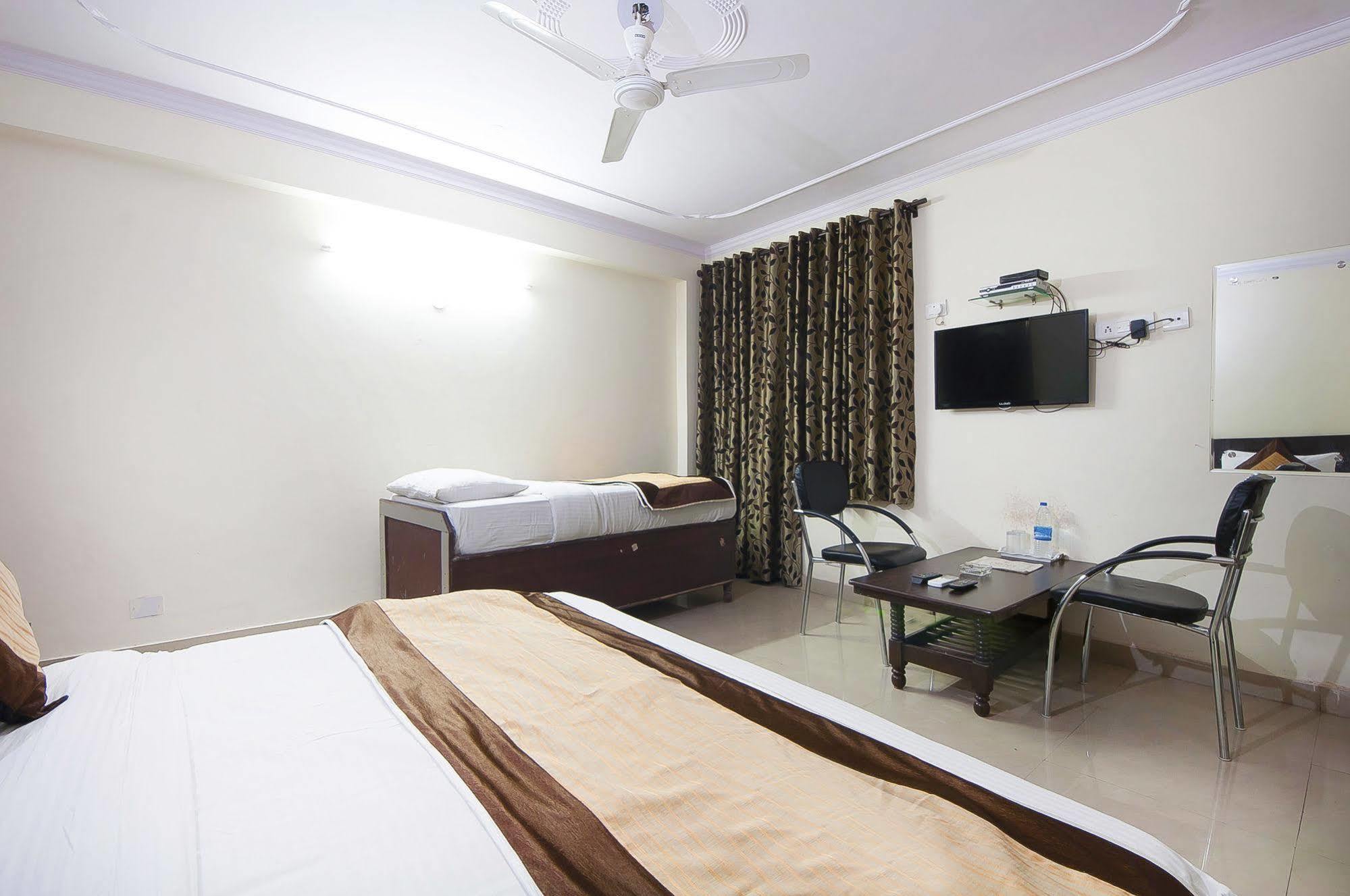 Charanpahari Hotel 新德里 外观 照片