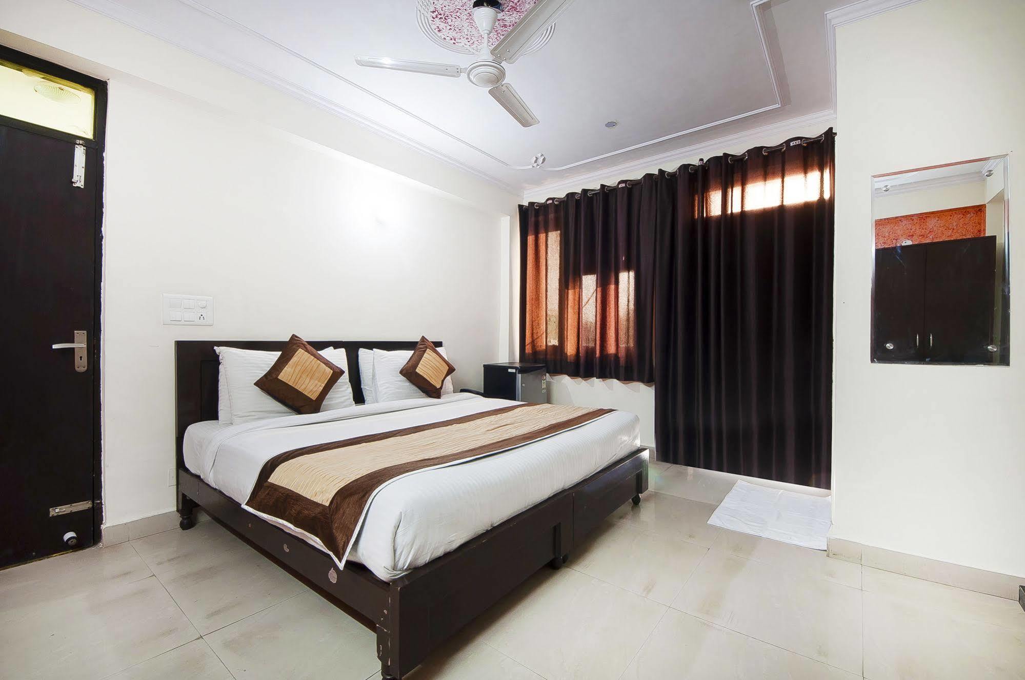 Charanpahari Hotel 新德里 外观 照片
